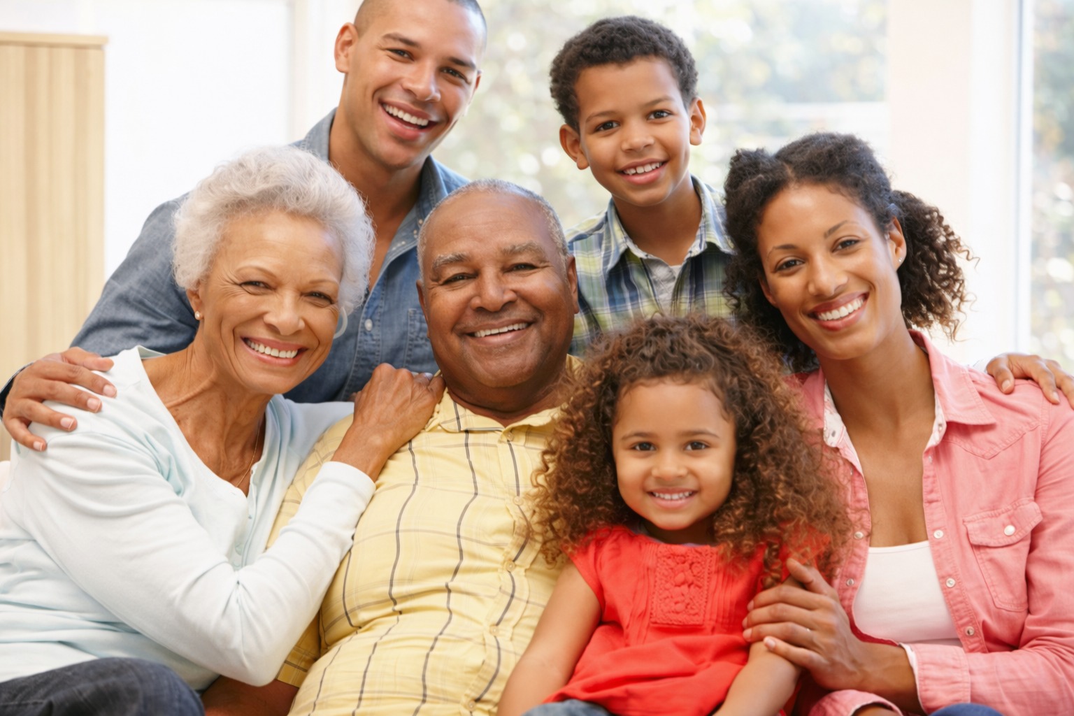 Família brasileira feliz com três gerações - avós, pais e filhos